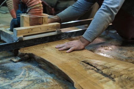 Pourquoi faire appel à un ébéniste pour vos projets de mobilier artisanal ?