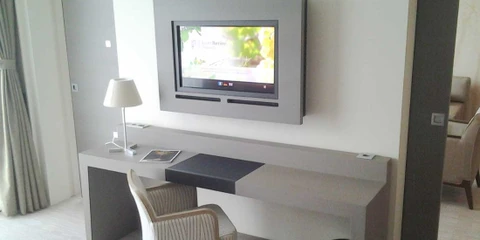 Intérieur moderne avec porte blanche entrouverte