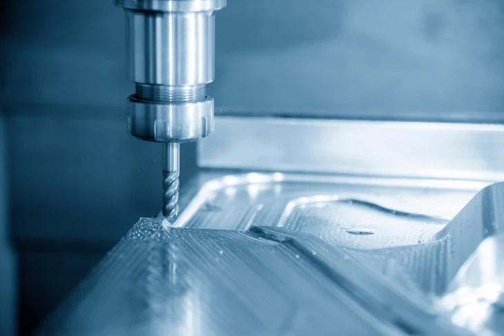 Atelier industriel avec machine-outil CNC en fonctionnement, fraisage de précision sur pièce métallique
