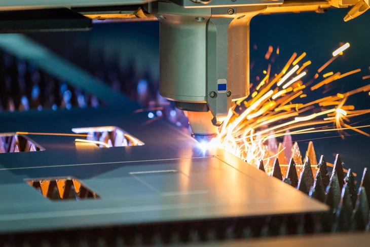 Un coupe laser à commande numérique informatisée (CNC) coupe rapidement et sans effort les feuilles d'acier inoxydable