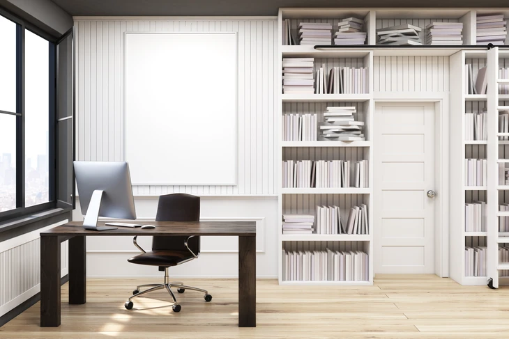 Bureau moderne avec mobilier professionnel, chaise ergonomique noire sur roulettes, ordinateur portable et écran sur table en bois
