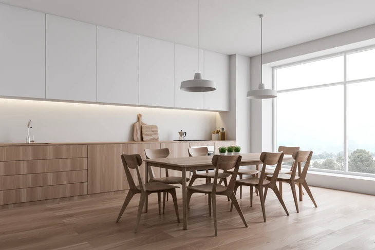 Cuisine moderne ouverte avec salle à manger, table en bois massif pour six personnes, chaises design scandinave