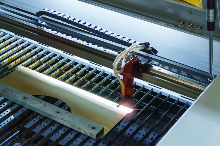 Atelier industriel avec machine de découpe laser automatisée en fonctionnement