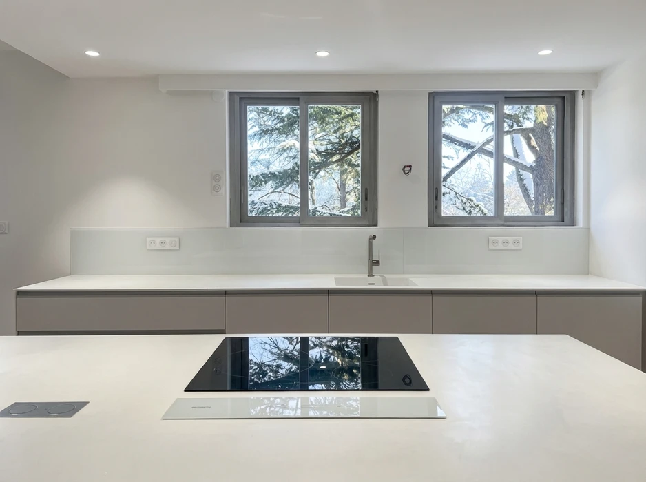 Pièce vide avec meuble sur mesure intégré mur entier