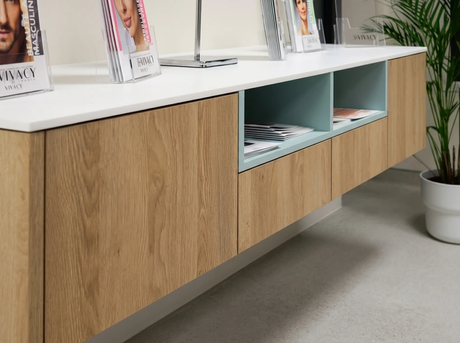 Meuble TV sur mesure encastré dans un salon vide