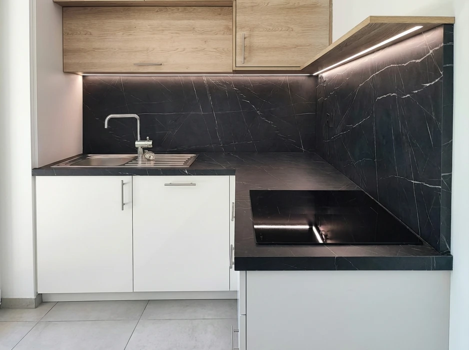 Intérieur résidentiel moderne, meuble bas sur-mesure en laque ivoire avec plateau en chêne naturel, intégré sous un escalier