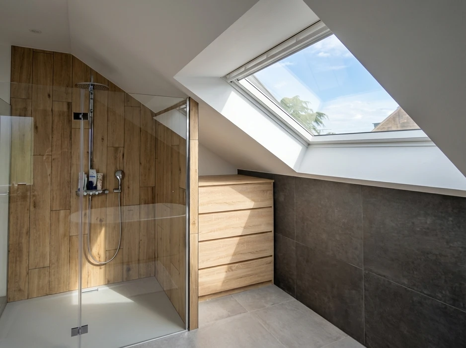 Pièce vide avec meuble sur mesure intégré mur entier
