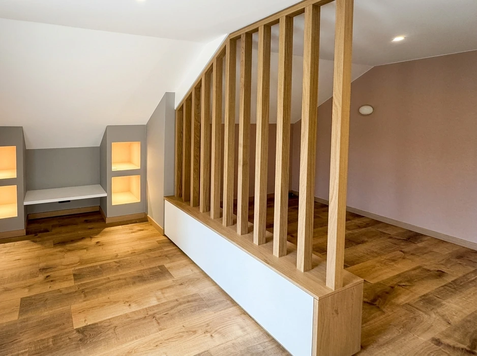 Pièce vide avec meuble sur mesure intégré mur entier