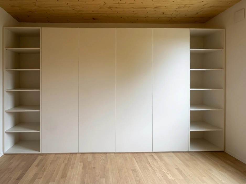 Pièce vide avec meuble sur mesure intégré mur entier