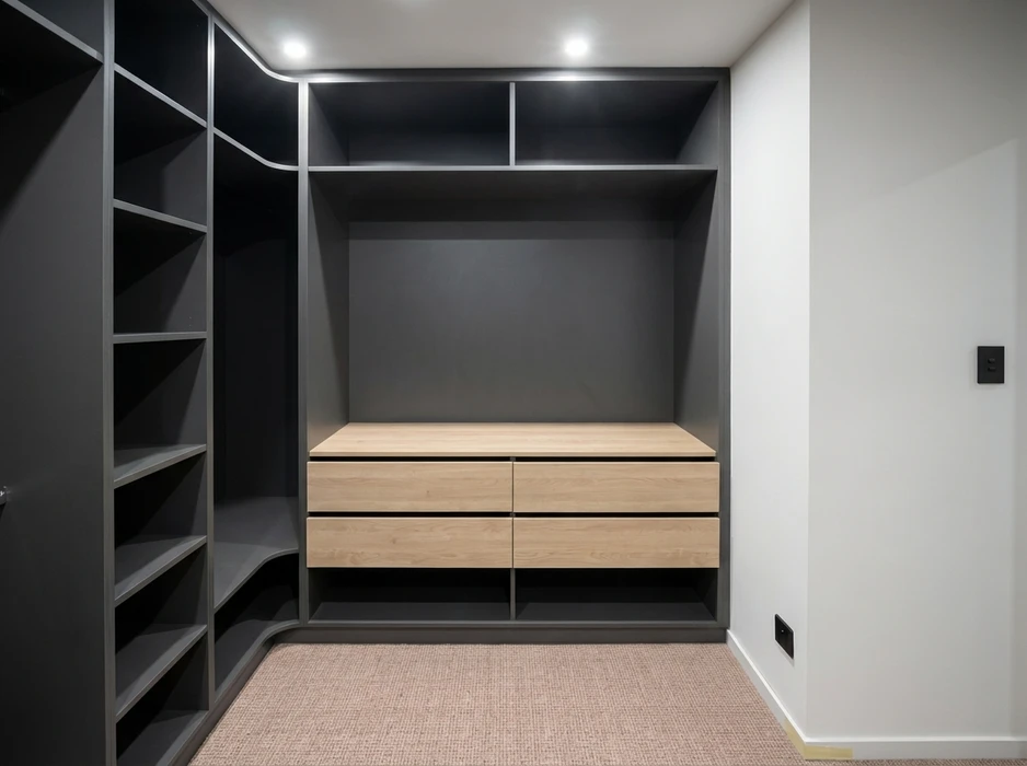 Pièce vide avec meuble sur mesure intégré mur entier