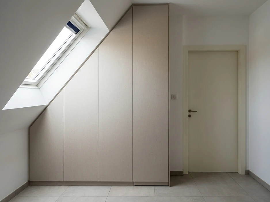 Intérieur résidentiel moderne, meuble bas sur-mesure en laque ivoire avec plateau en chêne naturel, intégré sous un escalier