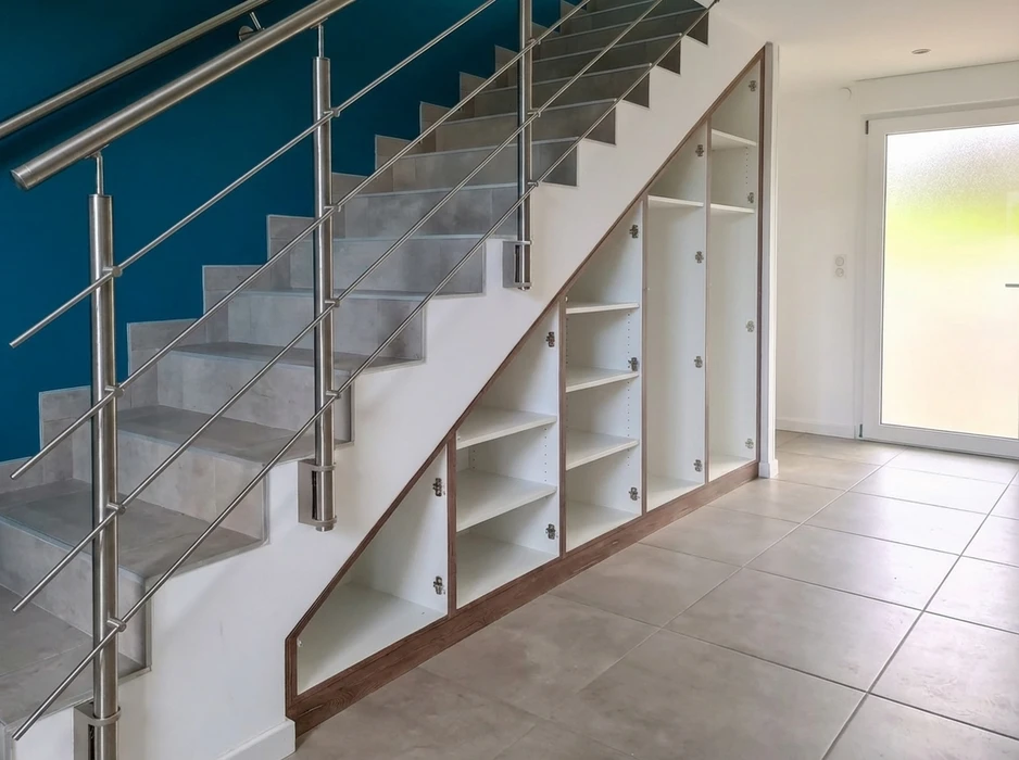 Salon moderne avec bibliothèque sur mesure intégrée, finition laquée beige-taupe