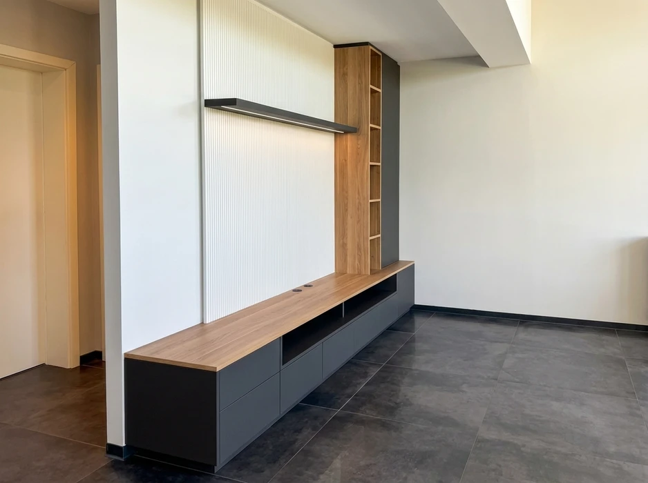 Intérieur moderne lumineux, salon-cuisine ouvert avec parquet chêne massif naturel
