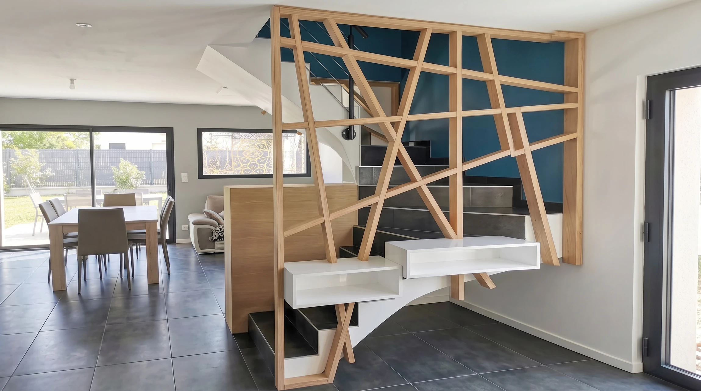 Salle à manger moderne avec table en bois naturel et pieds blancs, quatre chaises scandinaves blanches à pieds bois