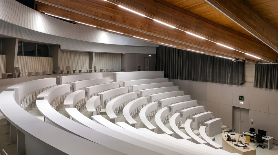 Aménagement intérieur d'un espace bureau ou accueil, avec comptoir en L sur mesure