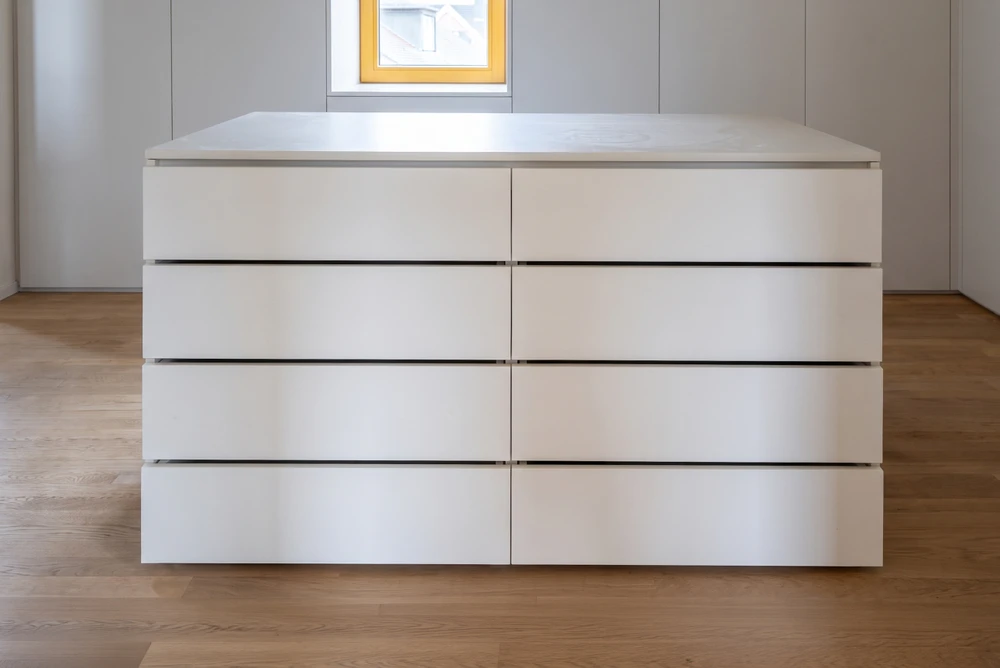 Meuble de réception professionnel en bois clair (chêne naturel), plan de travail blanc laqué, niches ouvertes intérieures coloris vert d'eau/menthe