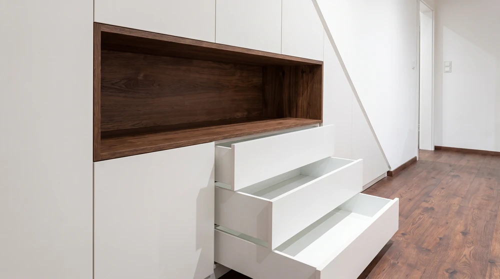 Meuble TV sur mesure encastré dans un salon vide