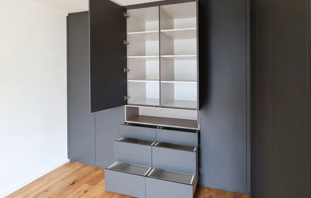 Salon moderne avec bibliothèque sur mesure intégrée, finition laquée beige-taupe