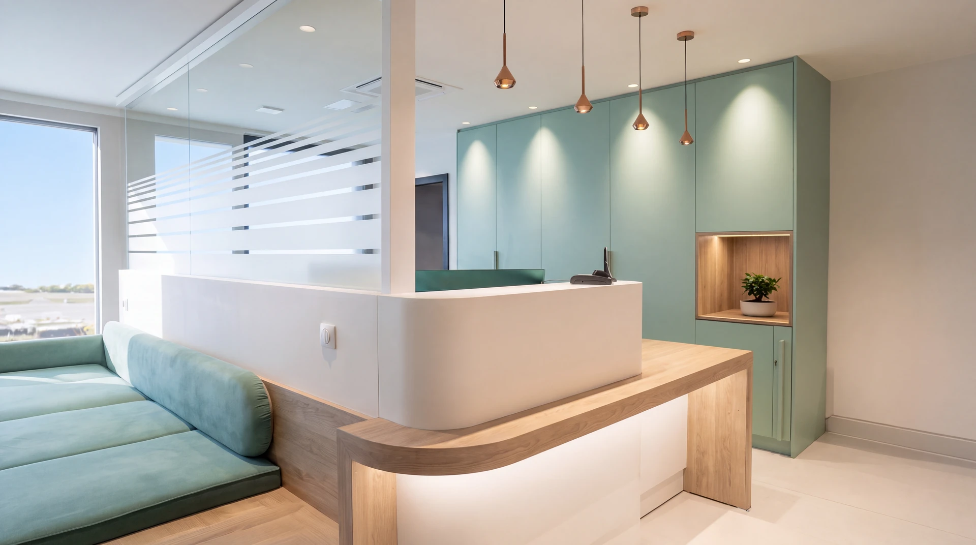 Accueil moderne d'un cabinet médical ou spa, comptoir de réception blanc en solid surface, éclairage LED intégré, caisson bois naturel
