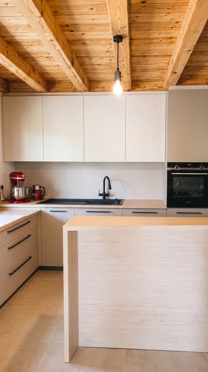 Cuisine moderne linéaire avec façades en bois massif teinte miel, plan de travail blanc, évier intégré et robinetterie chromée