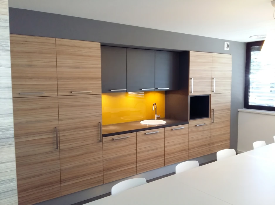 Cuisine moderne en angle, comptoirs et crédence en marbre noir veiné blanc type Marquina