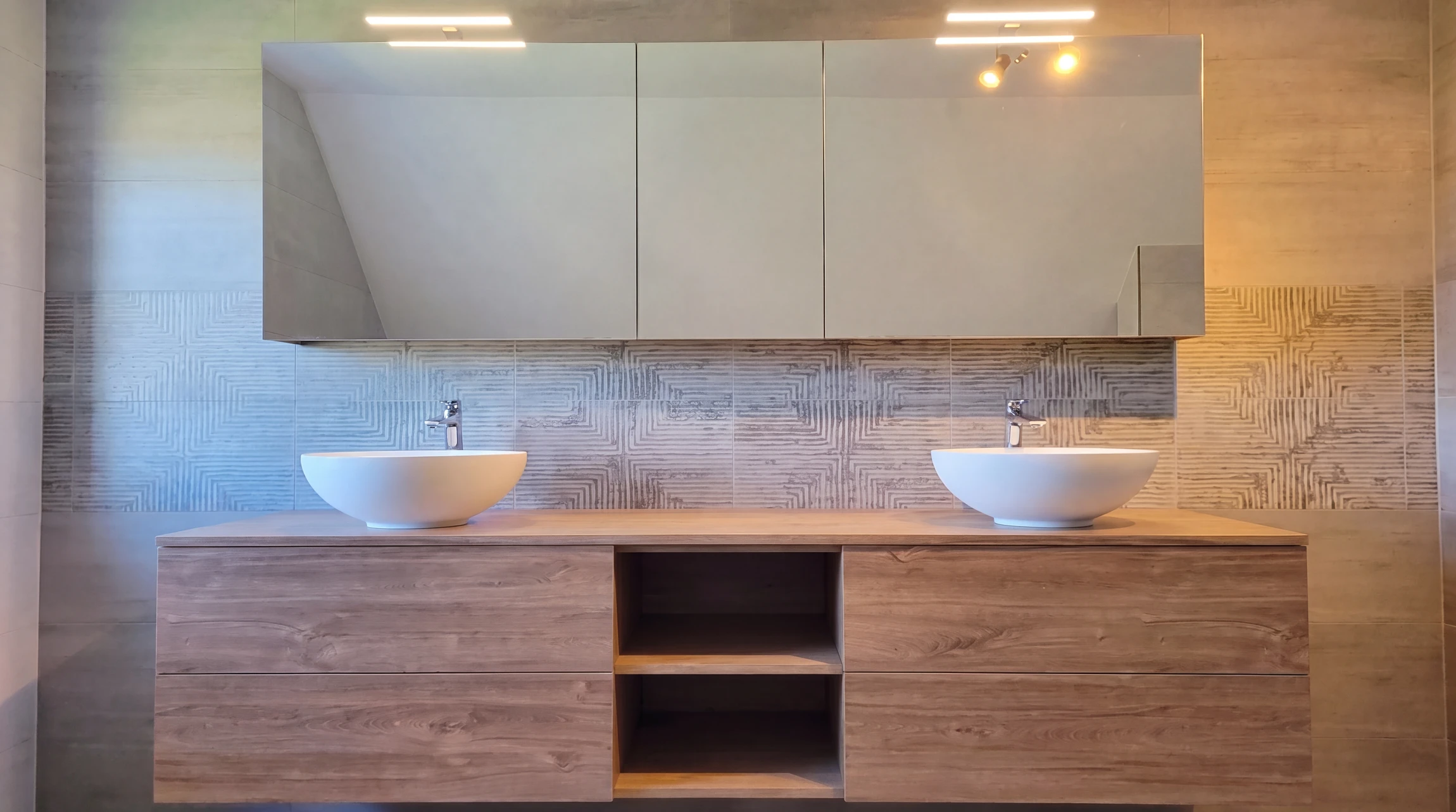 Intérieur moderne minimaliste avec meuble-lavabo en bois naturel et vasque blanche ronde