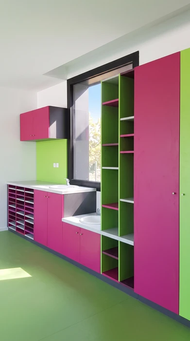 Intérieur résidentiel moderne, meuble bas sur-mesure en laque ivoire avec plateau en chêne naturel, intégré sous un escalier