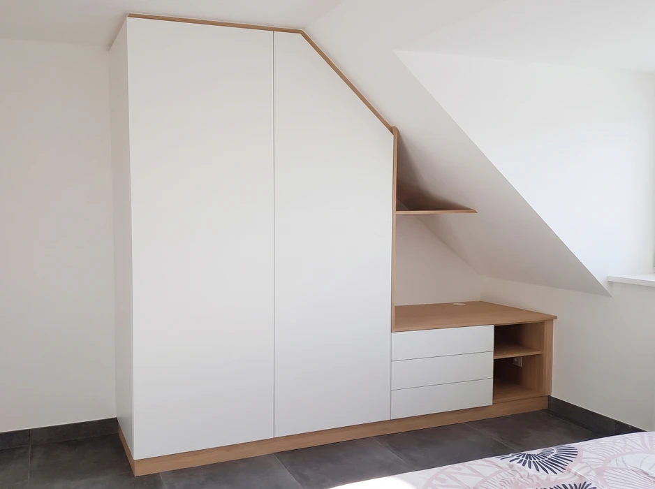 Pièce vide avec meuble sur mesure intégré mur entier