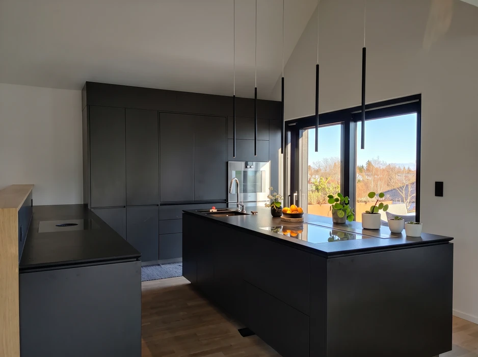 Pièce vide avec meuble sur mesure intégré mur entier
