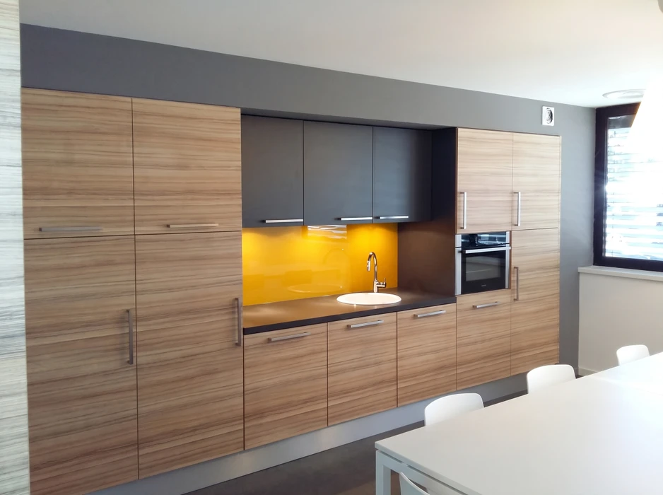 Pièce vide avec meuble sur mesure intégré mur entier