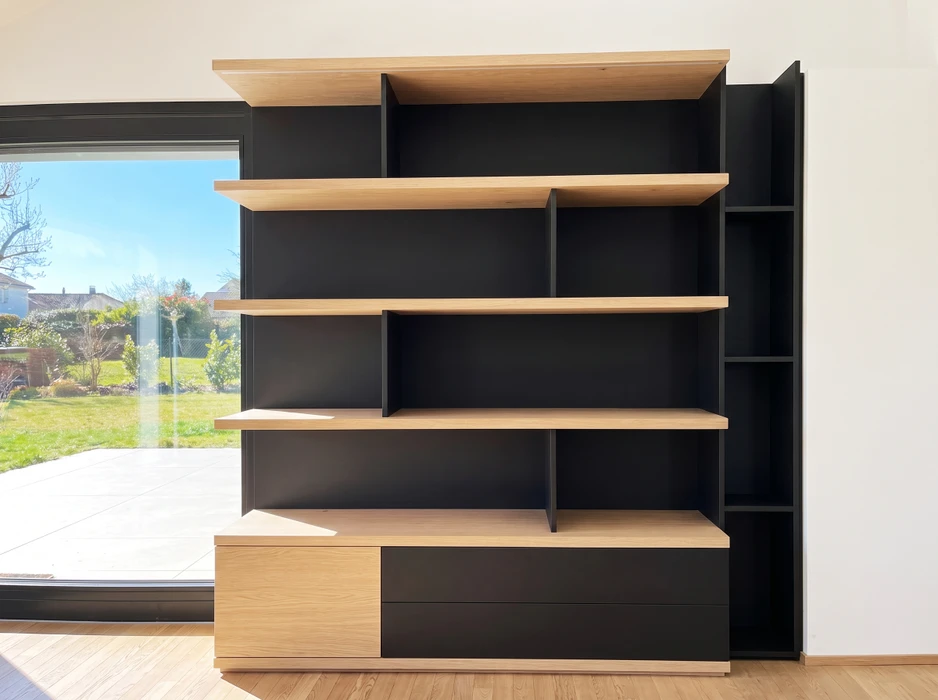 Pièce vide avec meuble sur mesure intégré mur entier