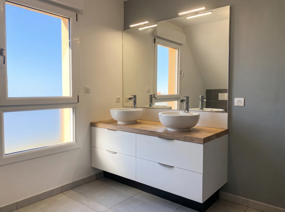 Pièce vide avec meuble sur mesure intégré mur entier