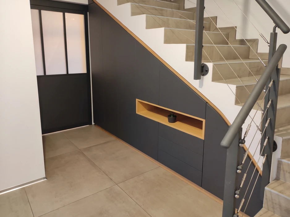 Pièce vide avec meuble sur mesure intégré mur entier