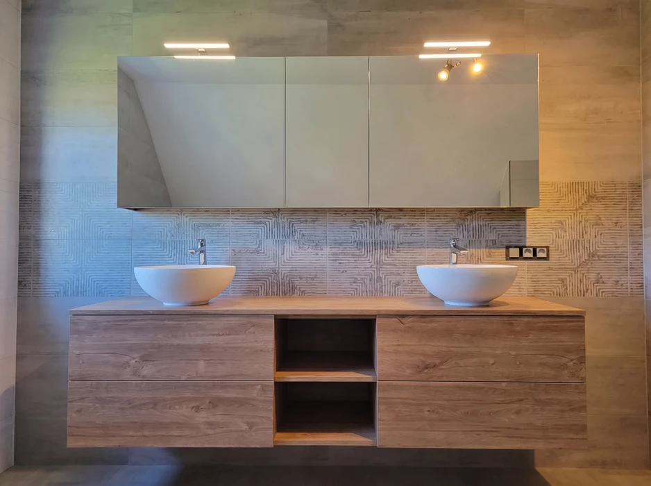 Pièce vide avec meuble sur mesure intégré mur entier