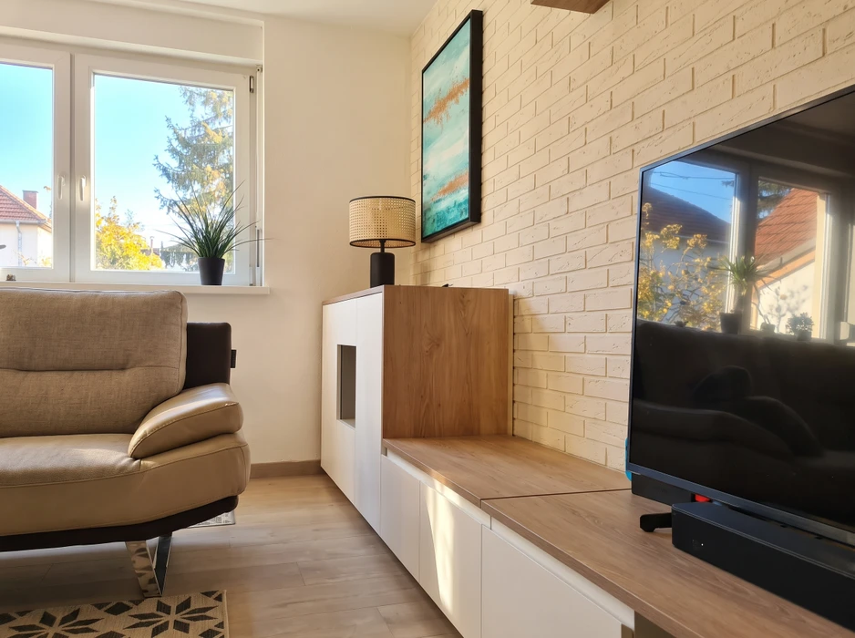 Pièce vide avec meuble sur mesure intégré mur entier