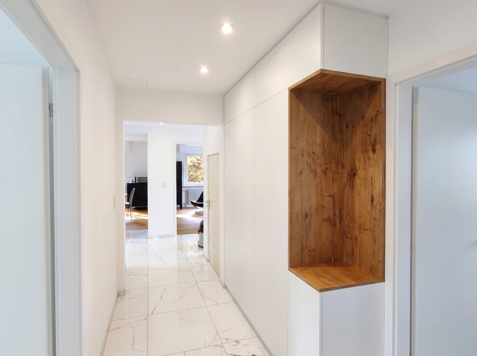 Pièce vide avec meuble sur mesure intégré mur entier