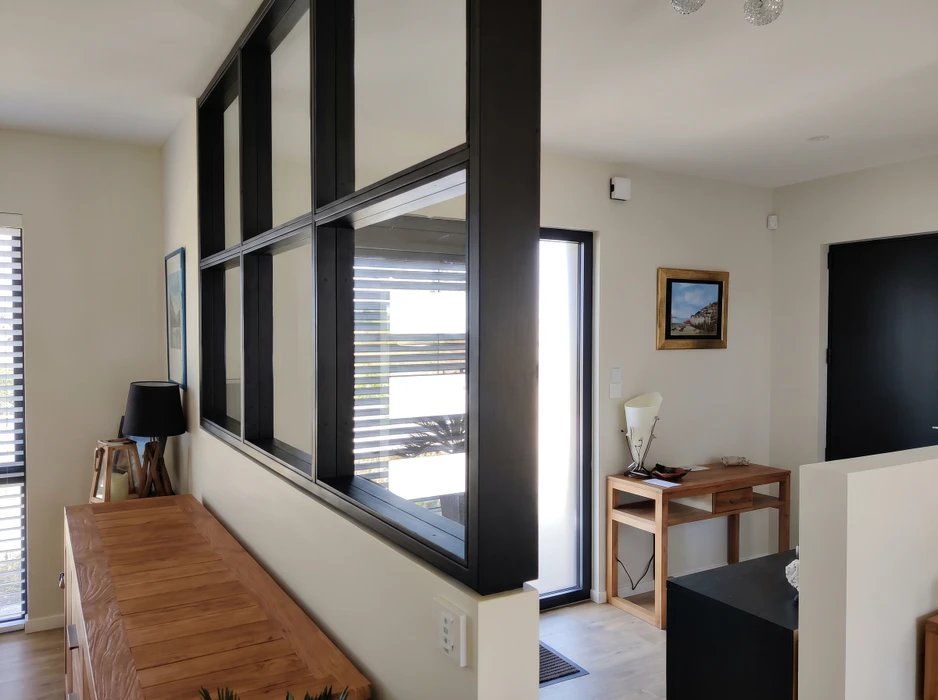 Pièce vide avec meuble sur mesure intégré mur entier