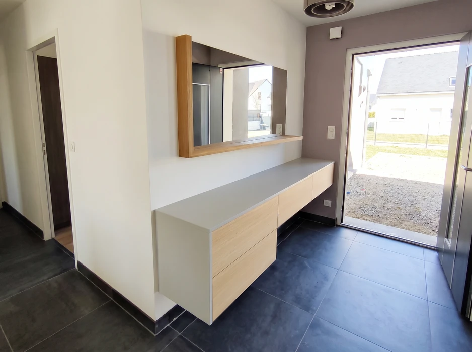 Pièce vide avec meuble sur mesure intégré mur entier