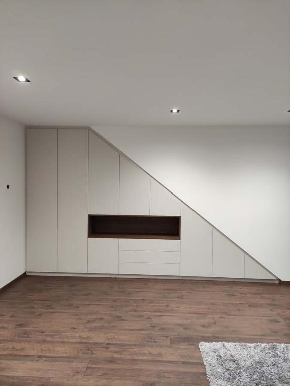 Optimiser votre espace avec des rangements sur mesure à Belfort, Illzach et Mulhouse : Conseils d'aménagement